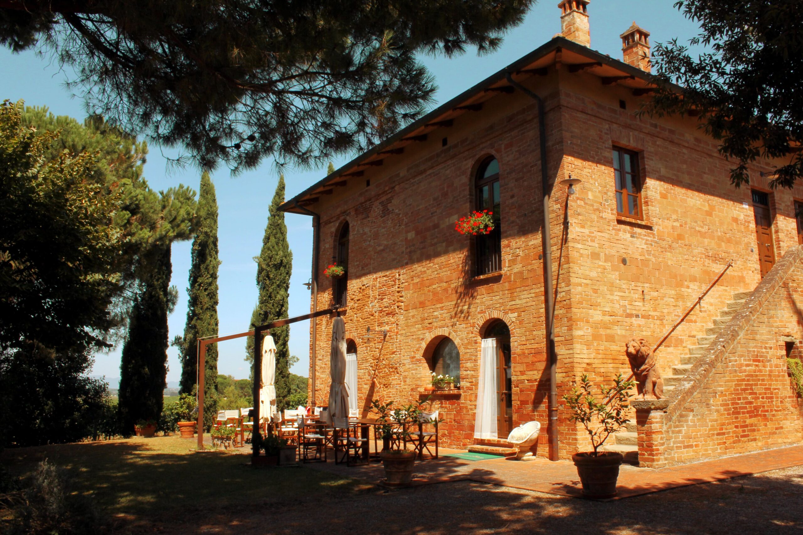 Casale immerso nella campagna toscana